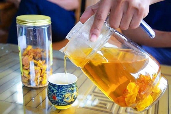 Trà hoa vàng thường được dùng để hãm, pha trà uống thay nước lọc hàng ngày.